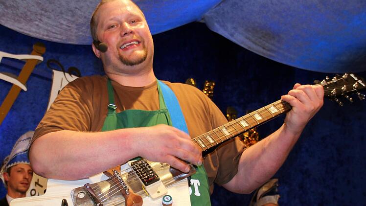 Eine selbstgebastelte Gitarre und viel "Fleisch Ess Lust" hatte der singende Metzgermeister Markus Brehm dabei. Foto: Bettina Knauth