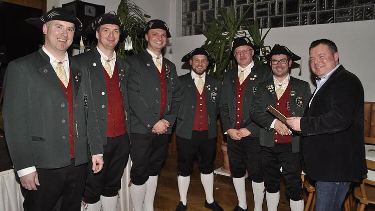 Dominik Sitter (rechts), Vertreter des NBMB, und Dirigent Frank Brixel (links) zeichneten (von links) Jochen Müller (25 Jahre), Sven Albert (25), Simon Hartmann (15), Norbert Knüttel (35) und Peter Metz (25) für langjähriges Musizieren aus. Foto: Peter Klopf