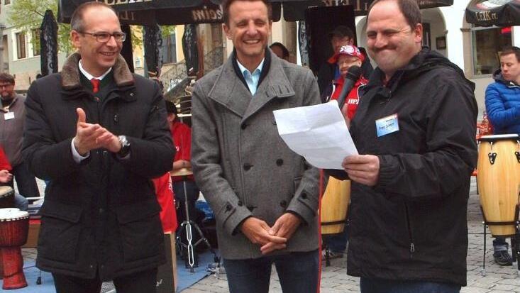 Franz Schmitt (rechts), langjähriger Beschäftigter der Werkstätten St. Josef, stellte Landrat Christian Meißner und Bürgermeister Andreas Hügerich (von links) einige Fragen. Foto: Alfred Thieret
