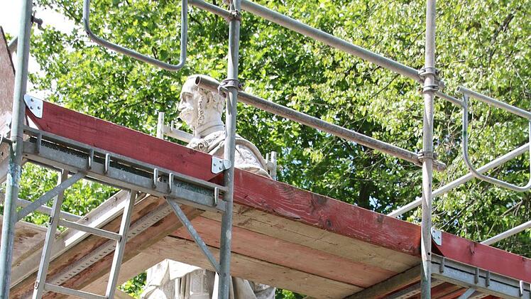 Die Statue von Max II. vor dem Casino wird restauriert. Foto: Ralf Ruppert