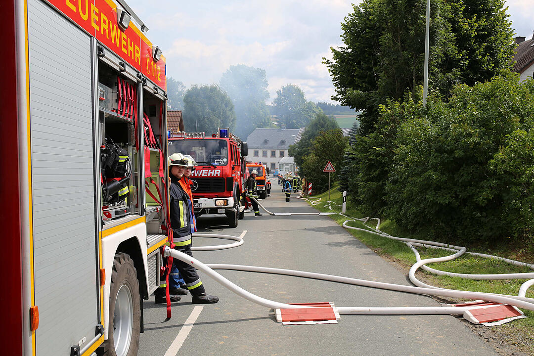 Feuer erweist sich als hartnŠckig - Dachstuhl von Wohnhaus geht in Flammen auf