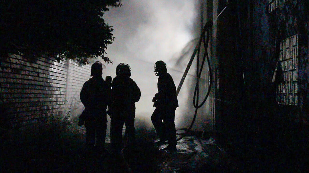 Dachstuhlbrand fordert Feuerwehr: Brandobjekt schwer zugänglich