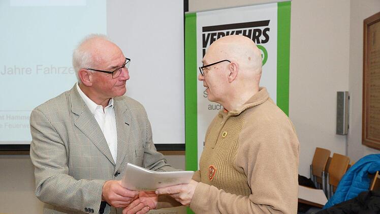 Vorsitzender Karlheinz Franz zeichnet Dieter Schlager für 40 Jahre unfallfreies Fahren aus.Fotos: Arkadius Guzy