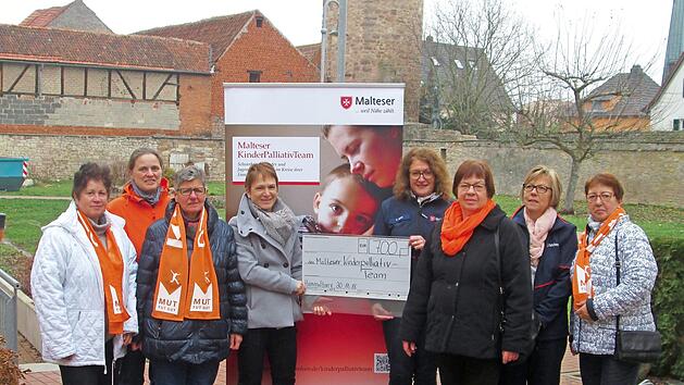 700 Euro f&uuml;r die Malteser Kinder-Palliativstation spendeten die Frauen der Kolpingfamilie Hammelburg (v. l.) Irmi Leimeister, Maria Krapf, Dorothea Schneider, die Empf&auml;ngerin Diane M&uuml;ller, Petra Reith, Marietta Panhans, Theresia Merz und Therese Loose-Englert.  Foto: Winfried Ehling