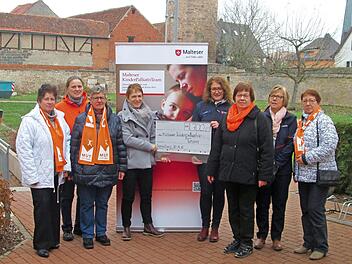 700 Euro für die Malteser Kinder-Palliativstation spendeten die Frauen der Kolpingfamilie Hammelburg (v. l.) Irmi Leimeister, Maria Krapf, Dorothea Schneider, die Empfängerin Diane Müller, Petra Reith, Marietta Panhans, Theresia Merz und Therese Loose-Englert.  Foto: Winfried Ehling