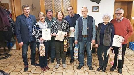 Bei den Ehrungen (von links): 1. Obmann Uwe B&auml;r, Heidi Hofmann, Reinhard Treuner, Maria Pfeiffer, Heinrich Pfeiffer, Detlef Hofmann, Irmgard und Rudolf Koch Foto: privat