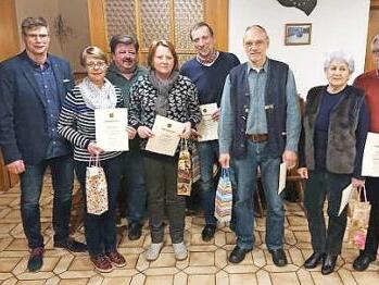 Bei den Ehrungen (von links): 1. Obmann Uwe Bär, Heidi Hofmann, Reinhard Treuner, Maria Pfeiffer, Heinrich Pfeiffer, Detlef Hofmann, Irmgard und Rudolf Koch Foto: privat
