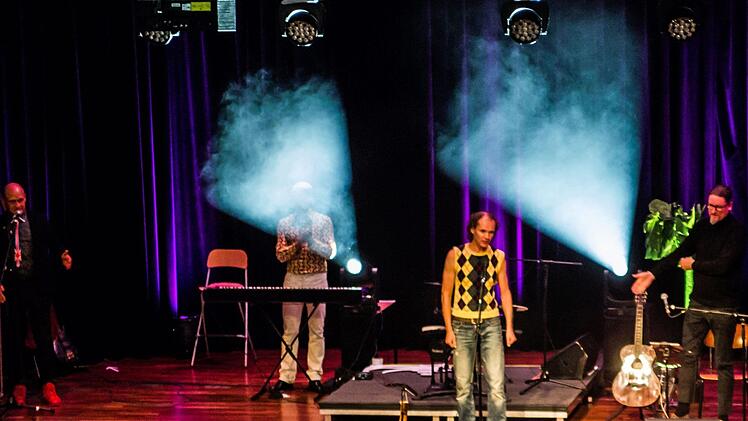 Reichlich Beifall gab es für Olaf Schubert und seine musikalischen Mitstreiter beim Auftritt im Coburger Kongresshaus.Foto: Jochen Berger