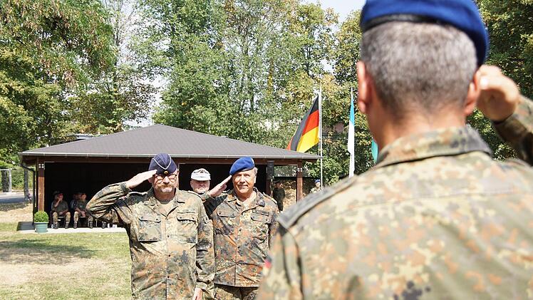 Oberstarzt Michael Eger schreitet mit Generalstabsarzt Armin Kalinowski die Formation ab. Foto: Arkadius Guzy