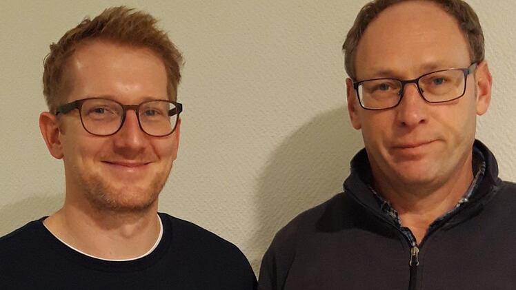 Personalratsvorsitzender Peter Karl gratulierte Werner &Uuml;belacker zu dessen 25-j&auml;hrigen Dienstjubil&auml;um. Foto:  Silvia Reinel