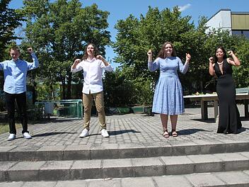 18 Schüler wurden  an  der Mittelschule Mainleus verabschiedet. Das sind die freudigen Champions  (von links) Max Ackermann (1,8), Tizian Grasi (1,7), Evelina Savchenko  (1,8) und Kseniya Gerasimenko (1,7). Stephan Stöckel