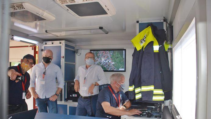Landrat Emil Müller und Bürgermeister Michael Kastl ließen sich die Ausstattung des neuen Einsatzleitstellenfahrzeugs der Feuerwehr im Landkreis Bad Kissingen erläutern. Foto: Friedrich