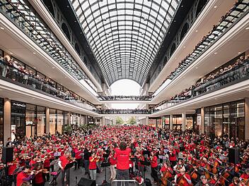Beim Symphonic Mob in Berlin Musizierten etliche Menschen zusammen mit dem hr-Sinfonieorchester. In Bad Kissingen findet er am 18. Juni statt.