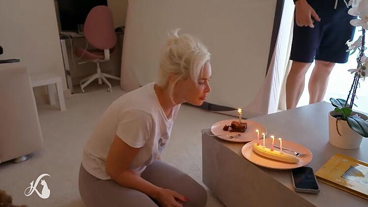 Daniela Katzenberger wird an ihrem 38. Geburtstag von Ehemann Lucas mit einem Kuchen und einer Banane überrascht.