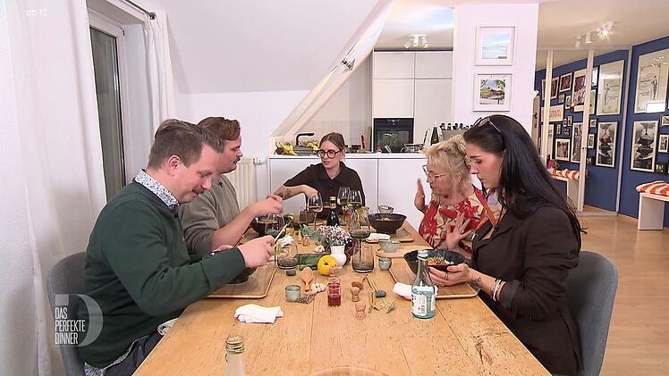 Zum Finale in Aschaffenburg trifft sich die Runde bei Antonia (29), die ein japanisches Dinner serviert.