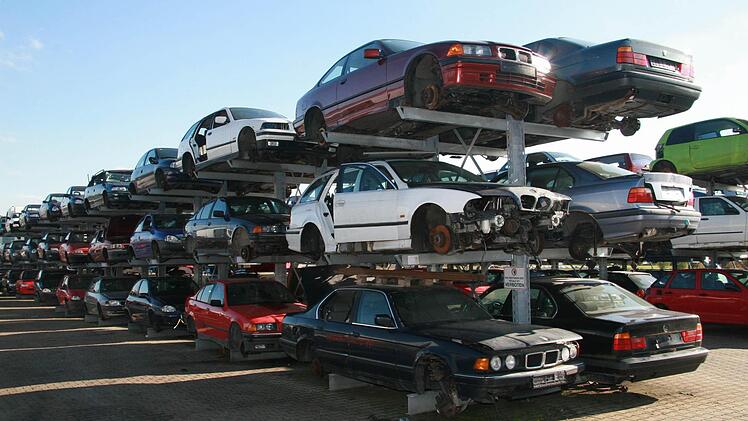 Wie auf einem Autozug stehen die alten Autos bei Mölter Recycling in Neuses  und warten auf Bastler.