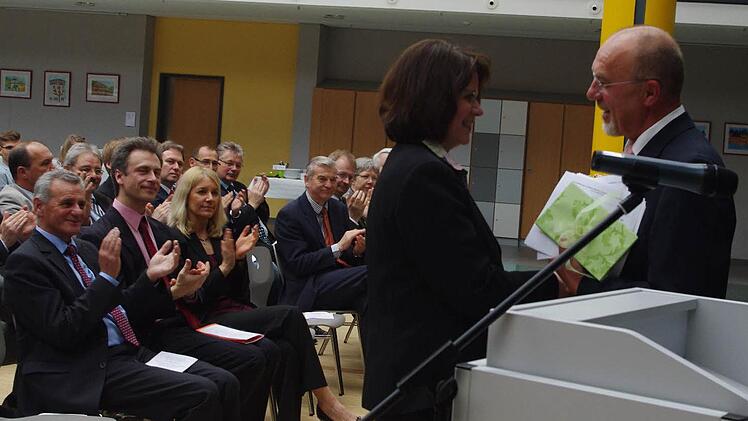 Heinrich Hausknecht (rechts), Ministerialbeauftragter der Realschulen in Oberfranken, führte Christa Bänisch in ihr neues Amt ein.