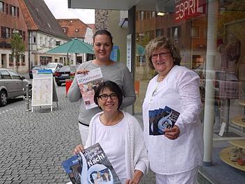 Weiß sticht am Freitagabend, sagen Ursula Dorweiler (sitzend), Nicole Maydt und Ruthild Schrepfer (l.).  Foto: Pauline Lindner