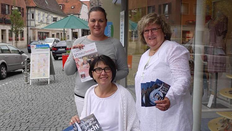 Weiß sticht am Freitagabend, sagen Ursula Dorweiler (sitzend), Nicole Maydt und Ruthild Schrepfer (l.).  Foto: Pauline Lindner