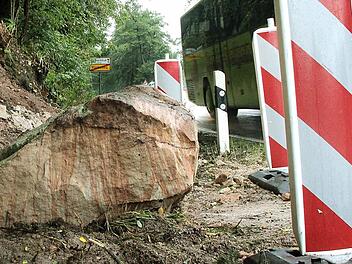 Ein großer Felsbrocken liegt seit einigen Tagen am Ortseingang, aus Richtung Neustadt kommend, von Fürth am Berg. Er ist nur wenige Zentimeter neben der Straße aus dem Hang gerutscht. Foto: Thomas Heuchling