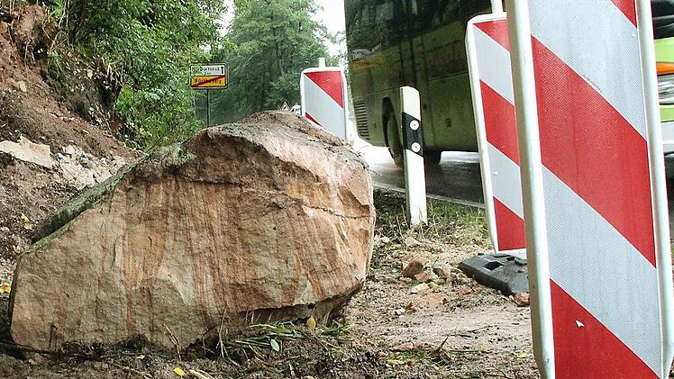 Ein großer Felsbrocken liegt seit einigen Tagen am Ortseingang, aus Richtung Neustadt kommend, von Fürth am Berg. Er ist nur wenige Zentimeter neben der Straße aus dem Hang gerutscht. Foto: Thomas Heuchling