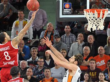Die Brose Baskets Bamberg haben in der ratiopharm Arena in Neu-Ulm verloren. Ulms Keaton Nankivil (r) und Bambergs Zackary Wright in Aktion. Foto: Stefan Puchner/dpa