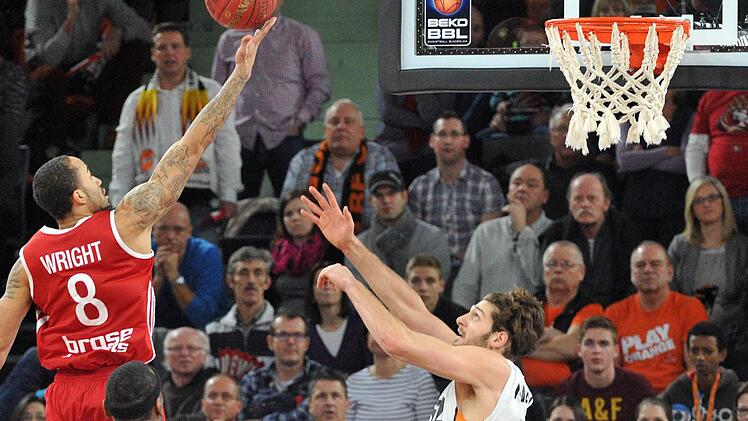Die Brose Baskets Bamberg haben in der ratiopharm Arena in Neu-Ulm verloren. Ulms Keaton Nankivil (r) und Bambergs Zackary Wright in Aktion. Foto: Stefan Puchner/dpa