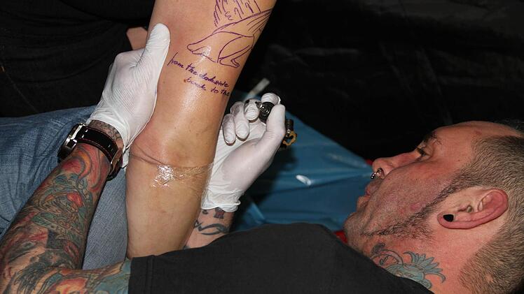 Die Nadeln der Tätowierer waren in Lichtenfels im Dauereinsatz.