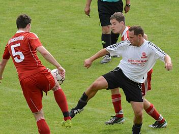 Erlahmender Widerstand: Nur zu Beginn der Begegnung konnte der SV Morlesau/Windheim (rechts: Andreas Möhler) Paroli bieten gegen den SV Obererthal, der auf unserem Bild vertreten ist durch Marius Eberlein (links) und Markus Weidinger. Foto: ssp