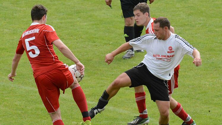 Erlahmender Widerstand: Nur zu Beginn der Begegnung konnte der SV Morlesau/Windheim (rechts: Andreas Möhler) Paroli bieten gegen den SV Obererthal, der auf unserem Bild vertreten ist durch Marius Eberlein (links) und Markus Weidinger. Foto: ssp