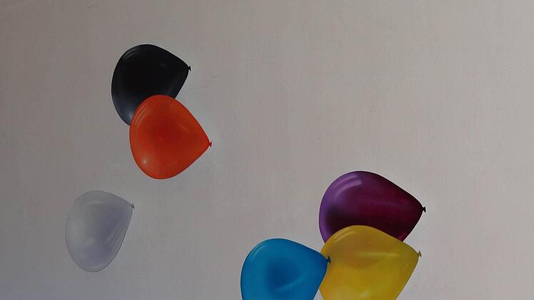 Auf Aluminiumplatten gemalte Luftballons schweben in vielen Farben an den Wänden der Christuskirche empor. Sie sollen den Blick nach oben ziehen. Sie scheinen aufzusteigen wie die Wünsche der Menschen als Gebete zu Gott. (aus der Begleitbroschüre)