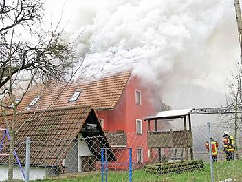 Aus der Gaststätte steigt mächtig Qualm auf, aber die Feuerwehren haben das Schlimmste verhindert.  Foto: Feuerwehr Gräfenberg
