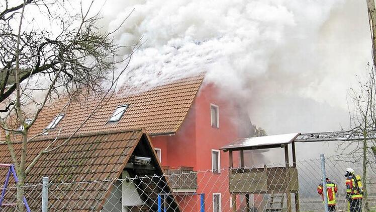 Aus der Gaststätte steigt mächtig Qualm auf, aber die Feuerwehren haben das Schlimmste verhindert.  Foto: Feuerwehr Gräfenberg