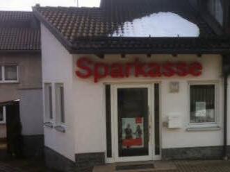 Die kleine Zweigstelle der Sparkasse in Tschirn macht am 27. März das letzte Mal auf. Bei ausführlichem Beratungsbedarf müssen die Bankkujnden künftig weite Wege auf sich nehmen. Foto: Michael Wunder
