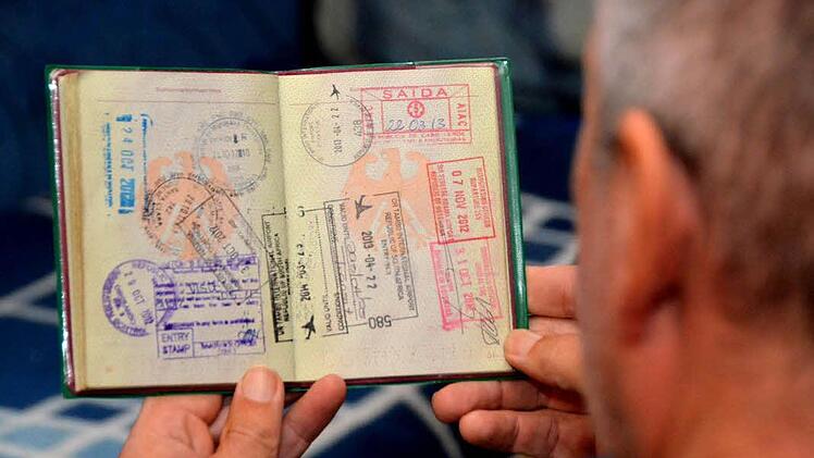 Schon nach wenigen Jahren sind im Reisepass von Globetrotter und "Ländersammler" Rudi Kleinhenz nur noch wenige Seiten für neue Visa frei.  Foto: Peter Rauch