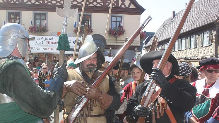 Die schwedischen Soldaten der "Nürnberger Stadtwache" führten die Waffen des Dreißigjährigen Kriegs vor. Sie hatten während des Altstadtfests ihr Lager im Stadtgraben aufgeschlagen.  Foto: Matthias Einwag