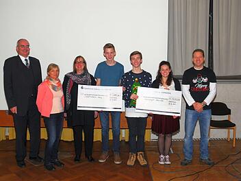 Bei der Scheckübergabe (von links) Oberstudiendirektor Burkhard Spachmann, Marion Wittig und Barbara Brüning-Wolter vom Hospiz-verein, die Schülersprecher Moritz Waldmann und Maximilian Kowol (Q11), Kira Regenspurger für das Centro Social und Verbindungslehrer Oberstudienrat Florian Heymann. Foto: Casimirianum