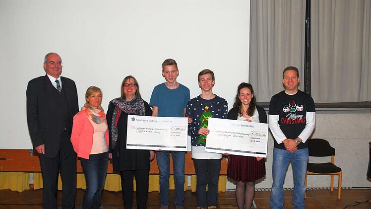 Bei der Scheckübergabe (von links) Oberstudiendirektor Burkhard Spachmann, Marion Wittig und Barbara Brüning-Wolter vom Hospiz-verein, die Schülersprecher Moritz Waldmann und Maximilian Kowol (Q11), Kira Regenspurger für das Centro Social und Verbindungslehrer Oberstudienrat Florian Heymann. Foto: Casimirianum