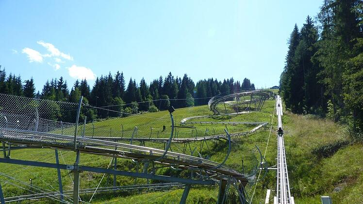 Auf einer Sommerrodelbahn in Bayern kam es am Mittwoch zu einem Unfall.