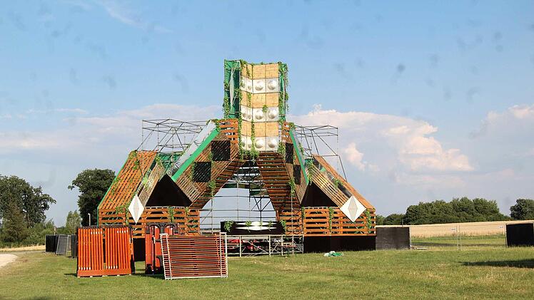 Der Festival-Aufbau ist eine logistische Herausforderung.   Foto: Richard Sänger