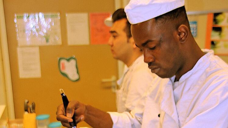 Hadi aus Gambia hat soeben gelernt, wie Grünkohl blanchiert wird. Dieter Britz