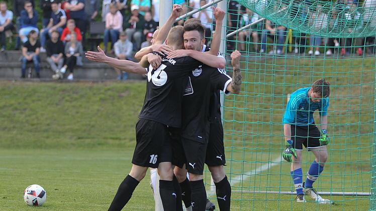Meeders Tom Thiel (Nummer 16) erzielt in der Nachspielzeit das 3:1 und sorgt somit f&uuml;r die Entscheidung im Relegationsspiel gegen den SV Gro&szlig;garnstadt. Der Jubel bei den TSV-Spielern war gro&szlig;. Foto: Lisa H&uuml;mmer