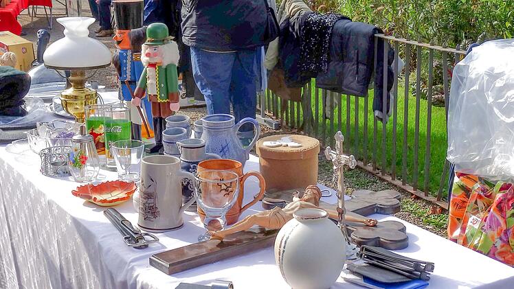 Im Bayreuther Stadtteil Birken findet am Wochenende zum zweiten Mal ein Stadtteilflohmarkt statt. Das Besondere: Bewohner verkaufen direkt auf ihren Grundstücken. Symbolfoto: Jochen Berger