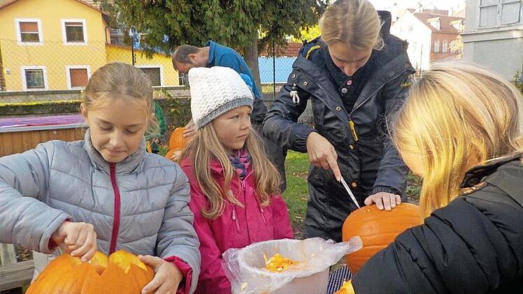 Die Jungen und Mädchen des Caritas-Kinderhorts gestalteten mit ihren Eltern freche Halloween-Kürbisse.  Fotos: Heike Schülein