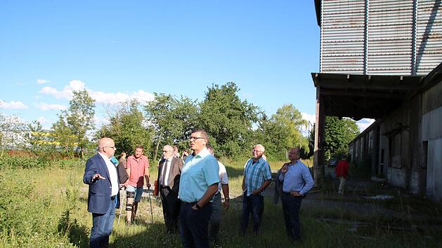 Der j&uuml;ngsten Stadtratssitzung ging eine Besichtigung des J&auml;gergrundst&uuml;cks voraus. Im nicht &ouml;ffentlichen Teil vergaben die Kommunalpolitiker sp&auml;ter die Abrissarbeiten. Foto: Thomas Malz