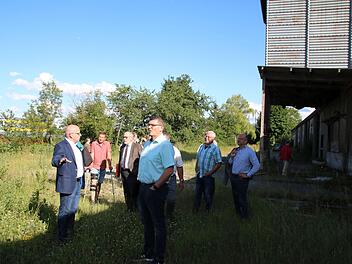 Der jüngsten Stadtratssitzung ging eine Besichtigung des Jägergrundstücks voraus. Im nicht öffentlichen Teil vergaben die Kommunalpolitiker später die Abrissarbeiten. Foto: Thomas Malz