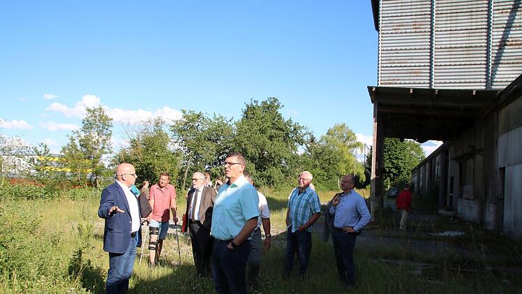Der jüngsten Stadtratssitzung ging eine Besichtigung des Jägergrundstücks voraus. Im nicht öffentlichen Teil vergaben die Kommunalpolitiker später die Abrissarbeiten. Foto: Thomas Malz
