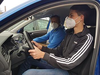 Bastian Steinlein bei seiner ersten Fahrstunde nach der Zwangspause. Im Hintergrund Fahrlehrer Jörg Garzke.