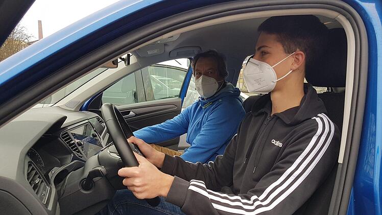 Bastian Steinlein bei seiner ersten Fahrstunde nach der Zwangspause. Im Hintergrund Fahrlehrer Jörg Garzke.