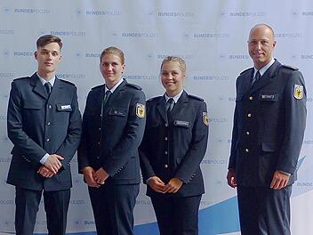 Von Oerlenbach gehen die neuen Polizeimeister und -innen nun an ihre Einsatzorte. Die Kursbesten (von links) Andrelle Gfrerer, Stefanie Weber und Jennifer Jasmin Schimmel wurden von Polizeioberrat Jens Hering, Leiter des Ausbildungszentrums, ausge...